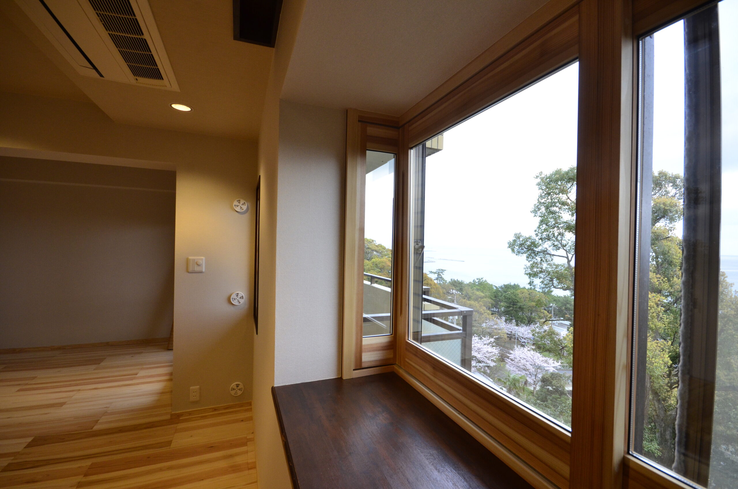天然木と自然素材クロスを使った「純和風」マンション